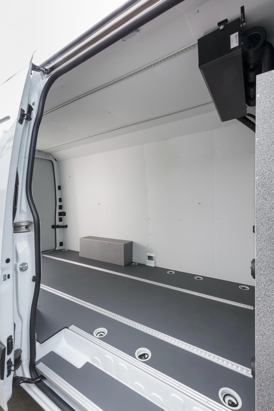 Интерьер Hyundai H350 Pharmamobil 2017 года  (фото 6 из 11)
